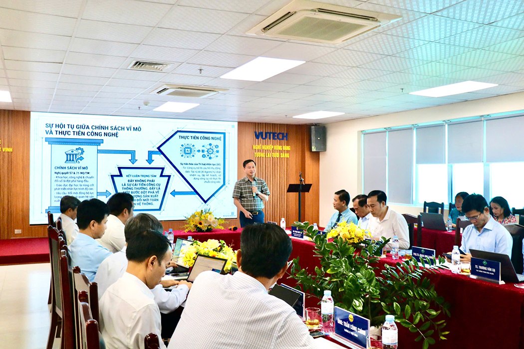 GS.TS. Nguyễn Huy Bằng, Hiệu trưởng Trường Đại học Sư phạm Kỹ thuật Nam Định, trình bày tham luận tại Tọa đàm Câu lạc bộ Khối Sư phạm Kỹ thuật năm 2026.