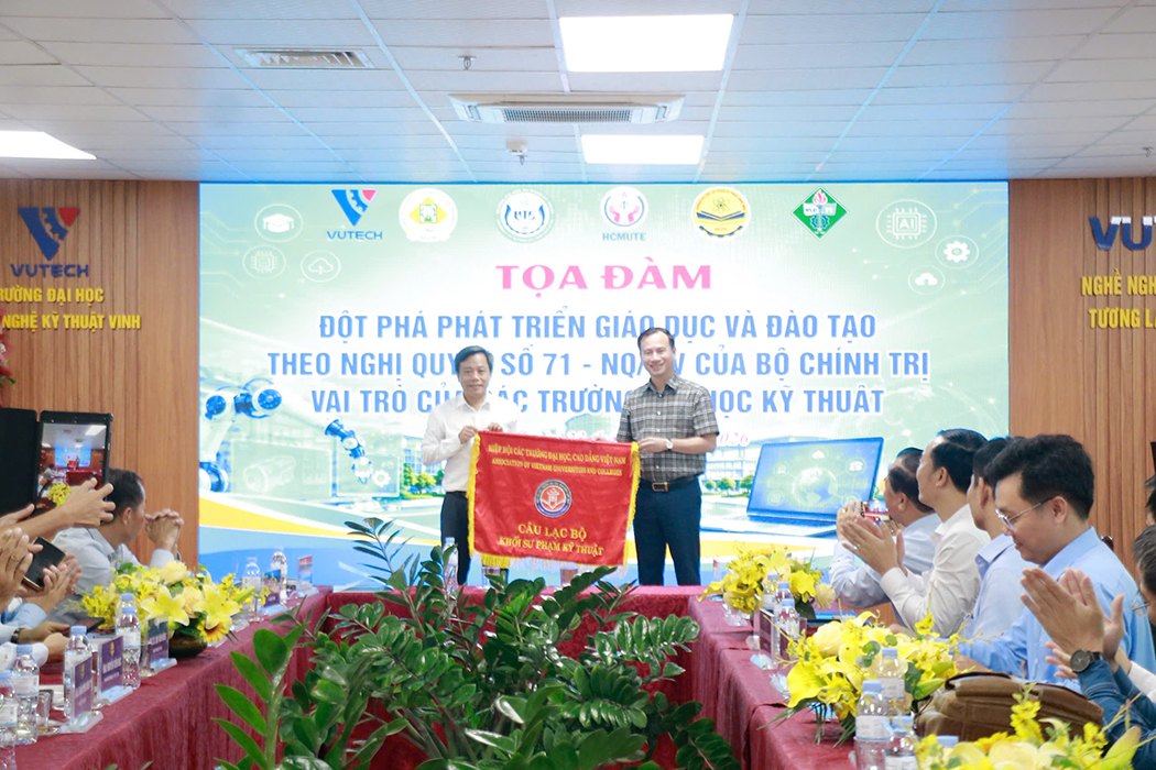 TS. Thái Anh Tuấn, Hiệu trưởng Trường Đại học Công nghệ Kỹ thuật Vinh, trao cờ Câu lạc bộ Khối Sư phạm Kỹ thuật cho GS.TS. Nguyễn Huy Bằng, đại diện đơn vị đăng cai tổ chức tọa đàm năm 2027.