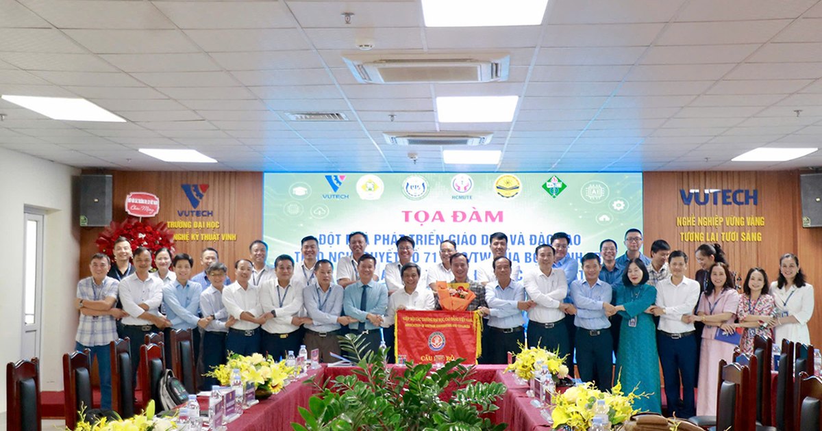 Các đại biểu tham dự Tọa đàm Câu lạc bộ Khối Sư phạm Kỹ thuật năm 2026 chụp ảnh lưu niệm