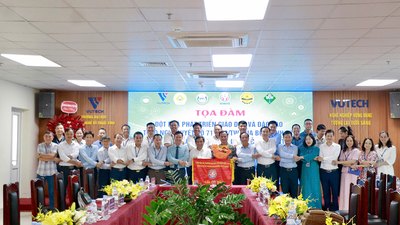 2026年技术师范系统俱乐部座谈会与会代表合影留念